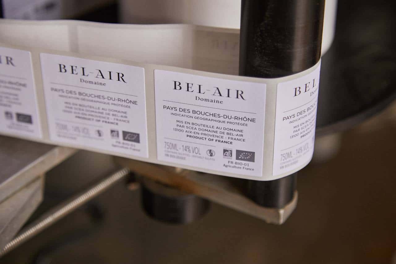 Étiquetage de la première cuvée Domaine Bel-Air