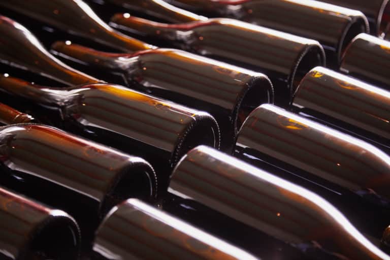 Image de bouteilles de vins rouge au repos.